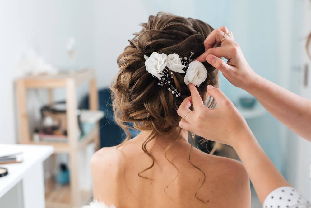 coupe-femme-mariage-cheveux-attaches-fleurs-salon-coiffure-maryline.jpeg